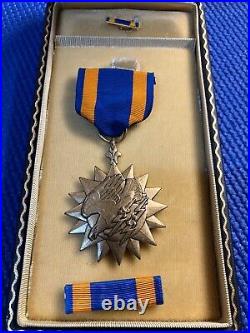 Ww2 Named Army Air Corps Air Medal Early Type Coffin Case Wwii Wrap Broach